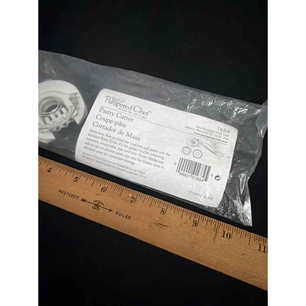 New Pampered‎ Chef Pastry Cutter 1684 White Black Slice Flute Crimp Tool New